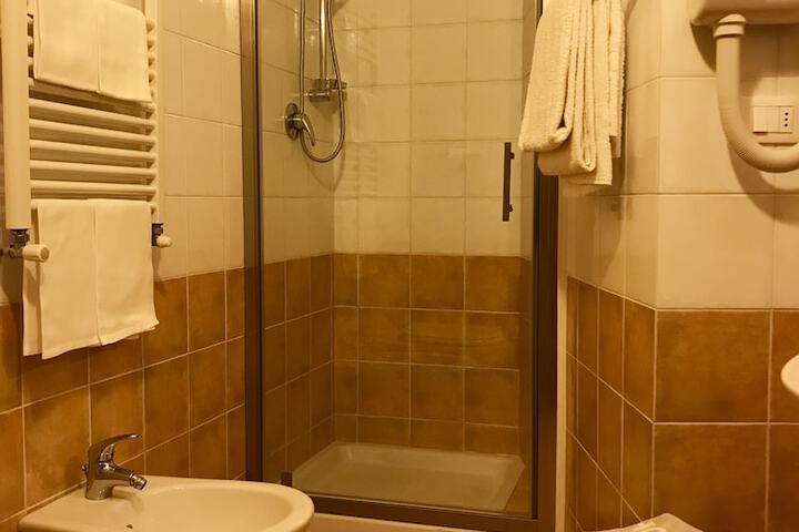 Room 34 of 46