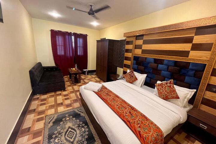 Hotel Leena Near Dal Lake