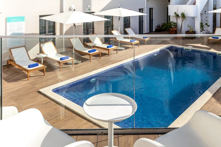 Pool 25 of 33