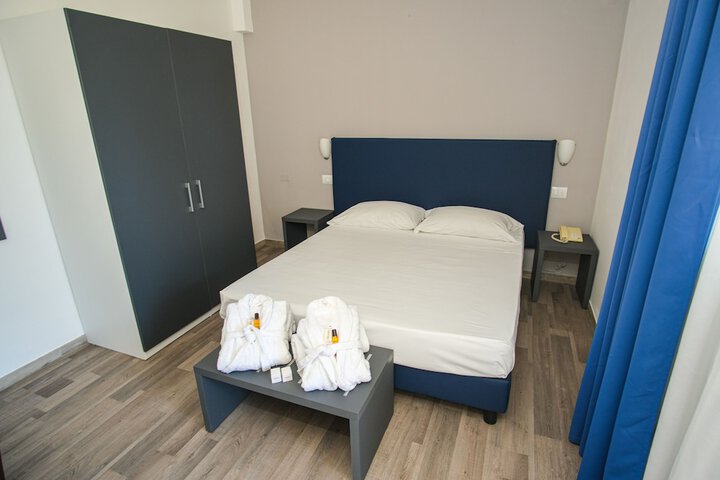 Room 8 of 42