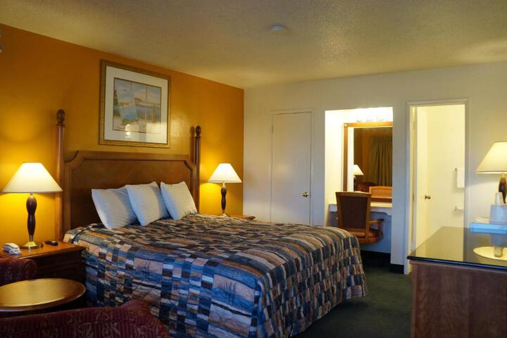 1 King Bed (6 of 8)