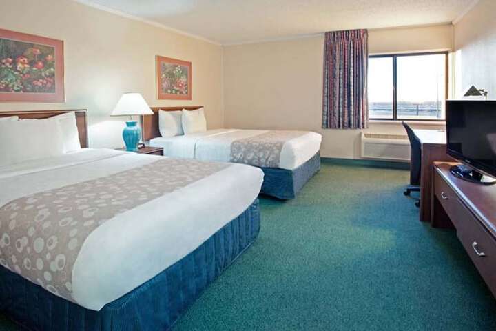 1 Queen Bed (9 of 11)