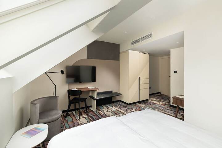 Room 11 of 52