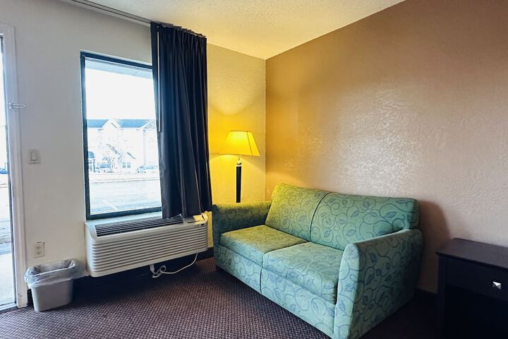 1 Queen Bed (5 of 13)