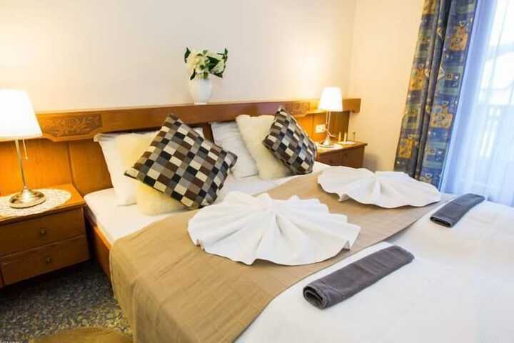 Room 4 of 8