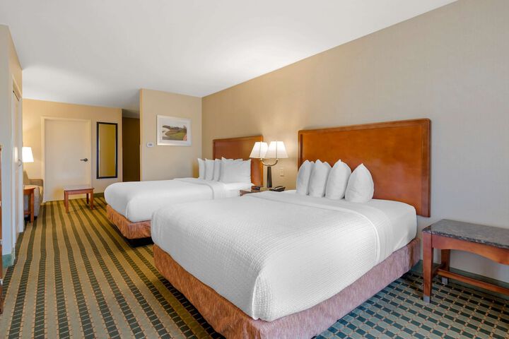 2 Queen Beds High Speed Internet 1st Flr Micro Refridgerator Full Breakfast (7 of 11)