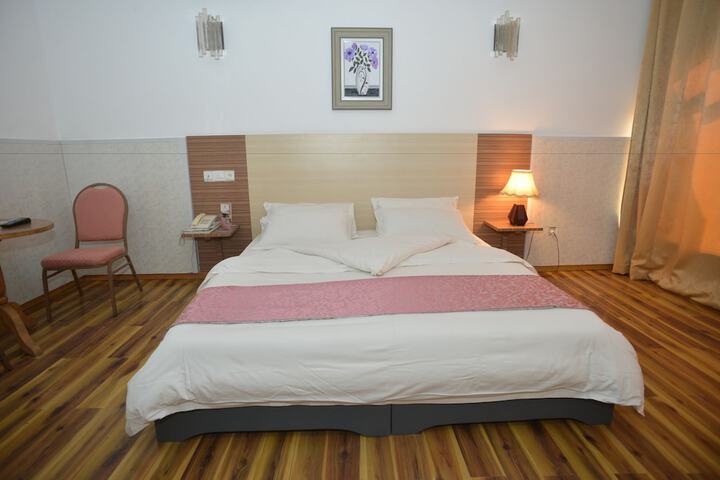 Room 10 of 32