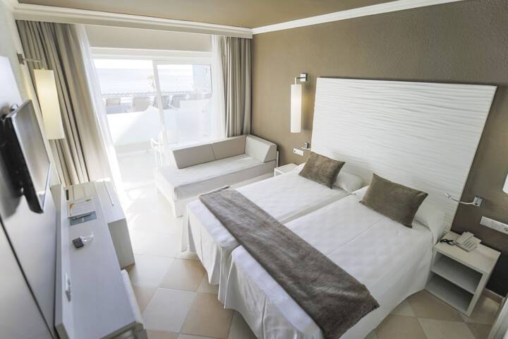 Room 14 of 153