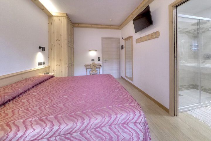 Room 8 of 63