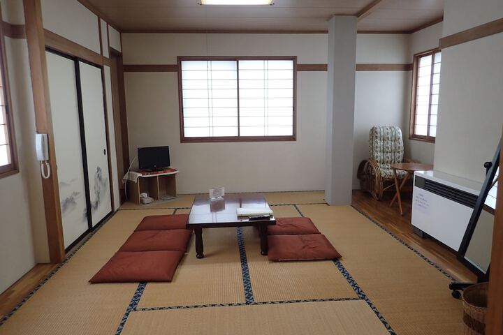 Room 4 of 33