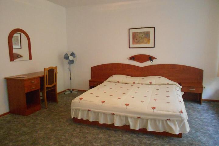 Room 6 of 47