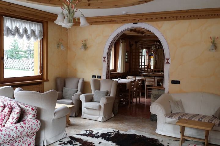 Lounge 65 of 71