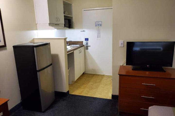 1 Queen Bed Kitchen (6 of 8)