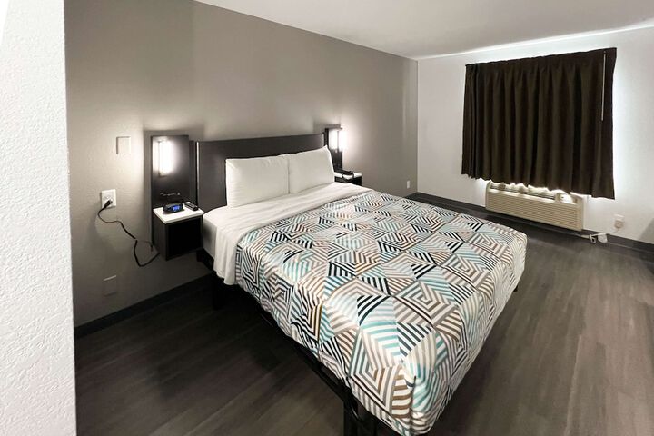 1 Queen Bed Kitchen (21 of 30)