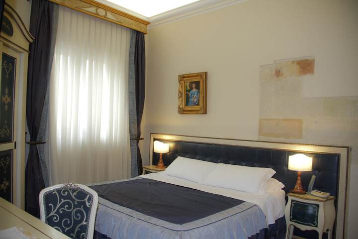 Room 28 of 107