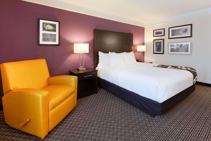 1 King Bed (8 of 10)