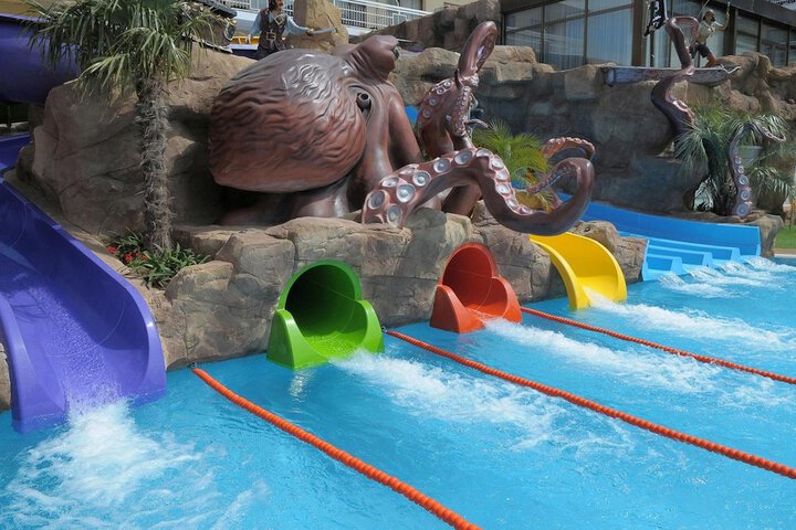 Hotel Pool