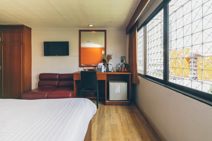 Room 6 of 28