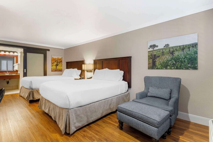 2 Queen Beds (1 of 17)