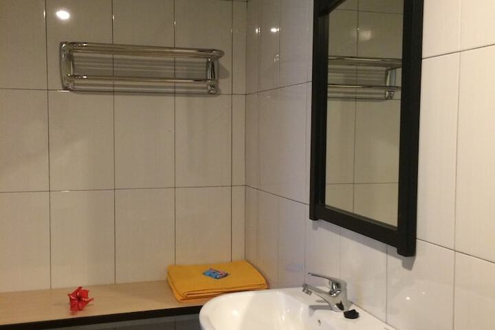 Room 10 of 32