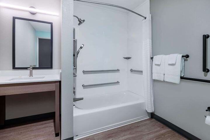 1 Queen Bed Mobility Accessible Bathtub with Grab Bars (13 of 25)