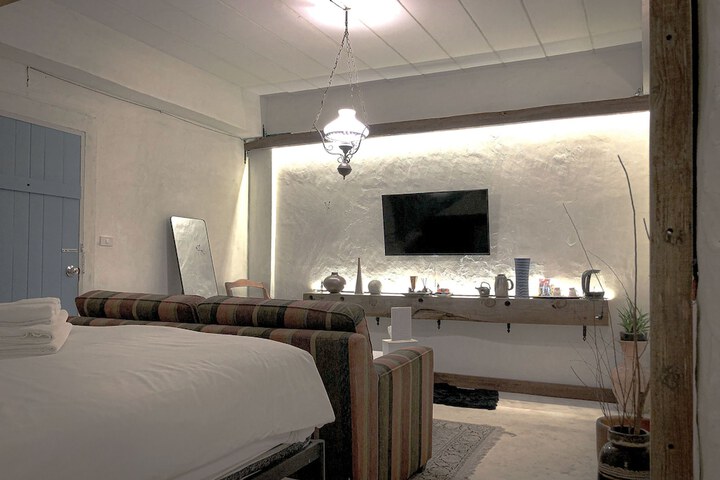 Room 2 of 84