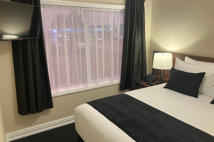 Room 4 of 104