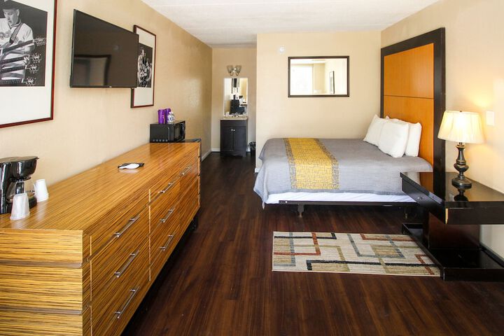 1 Queen Bed (16 of 19)