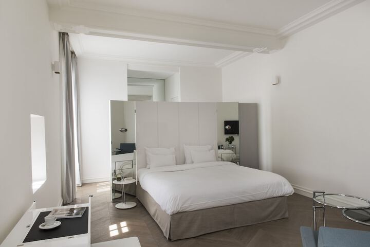 Room 13 of 33