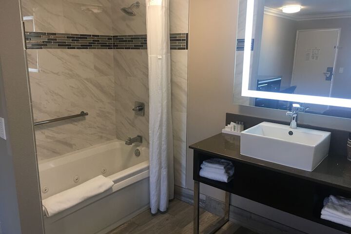 Deluxe King Bed Jetted Tub (5 of 16)