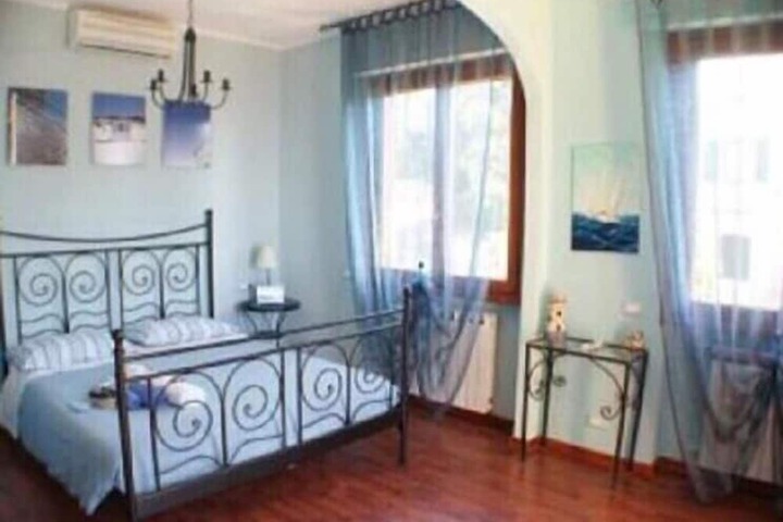 Room 8 of 33