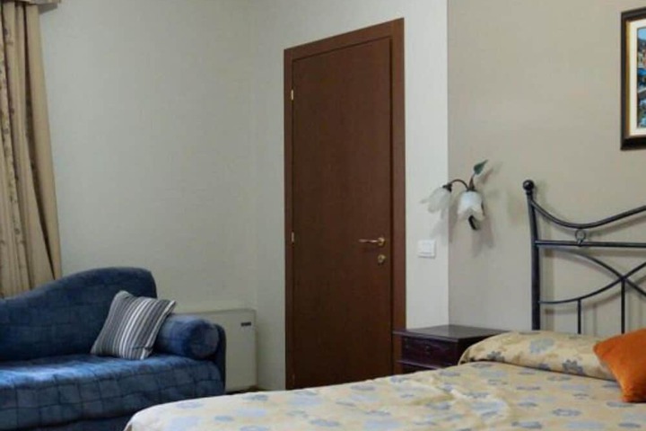 Room 27 of 69