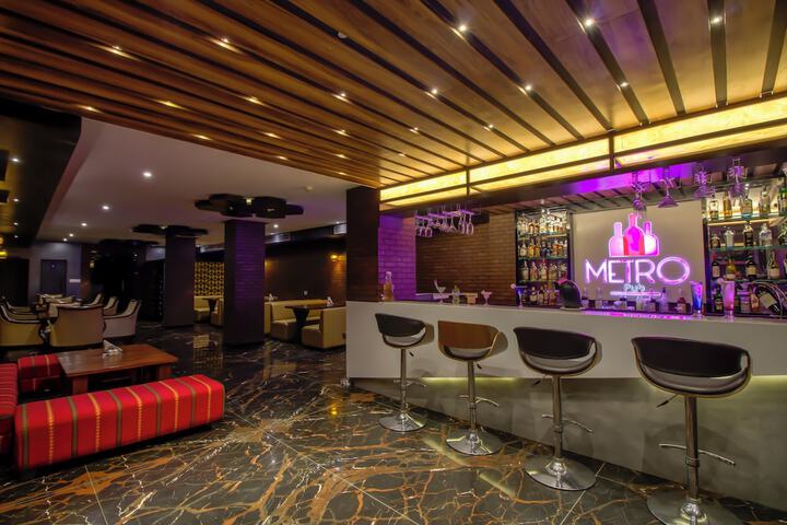 Lounge 33 of 41