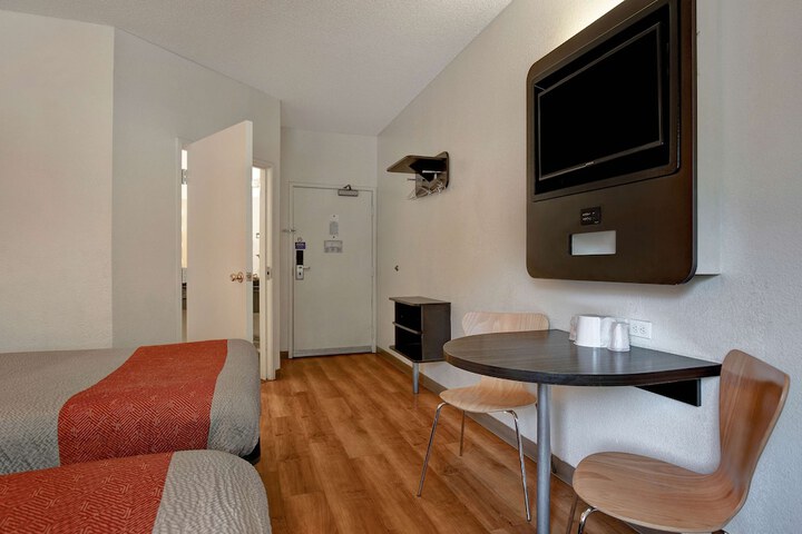 Double Accessible Queen Size Bed (2 of 13)