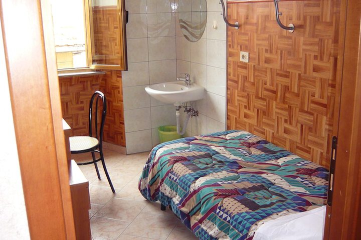 Room 35 of 79
