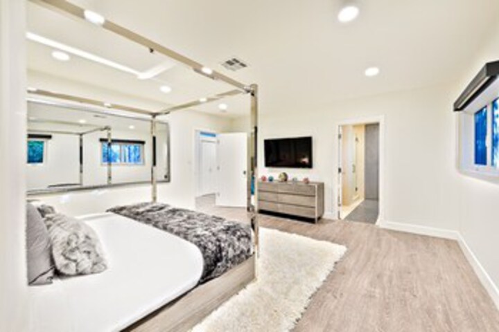 Room 28 of 33
