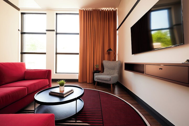 Premium Room 1 King Bed Accessible (18 of 21)