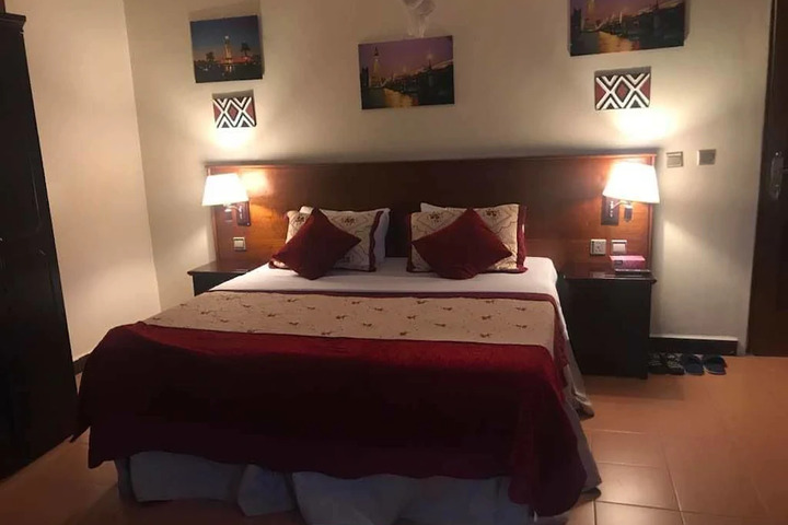 Room 6 of 9