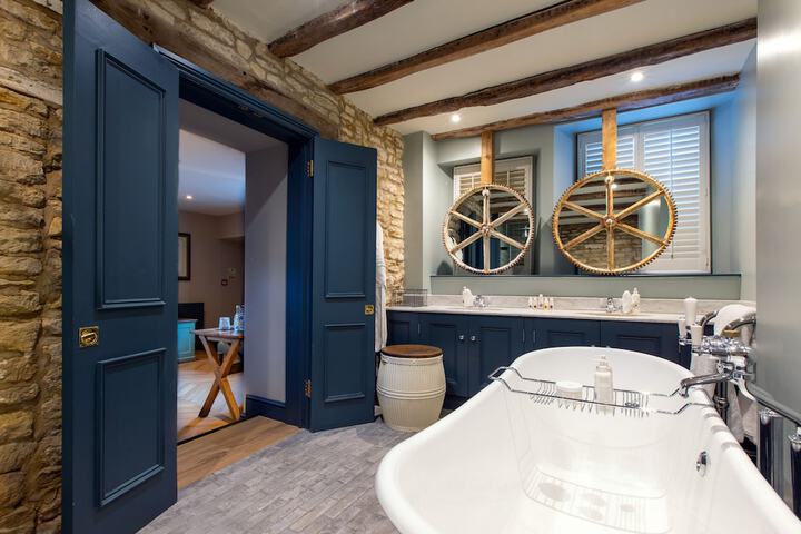 Bathroom Interior Photo