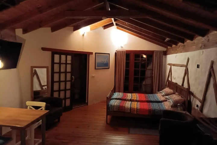 Room 5 of 16
