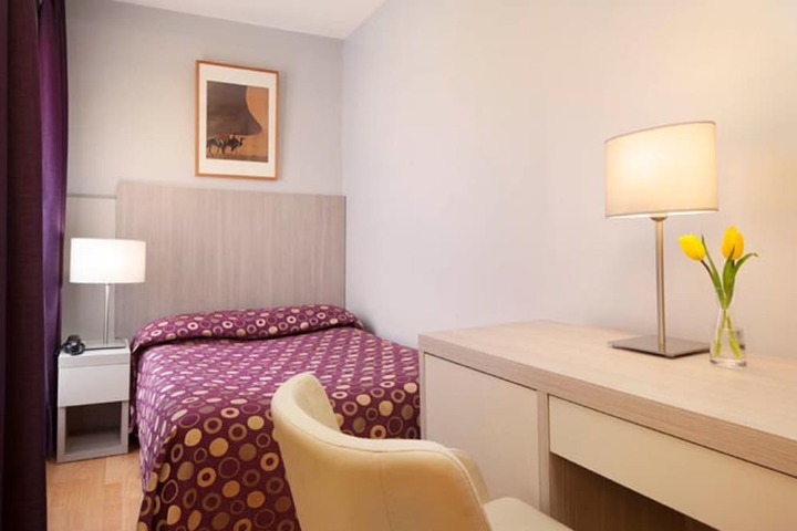 Room 33 of 65