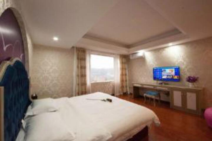 Room 8 of 9