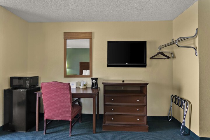 2 Double Beds (3 of 7)