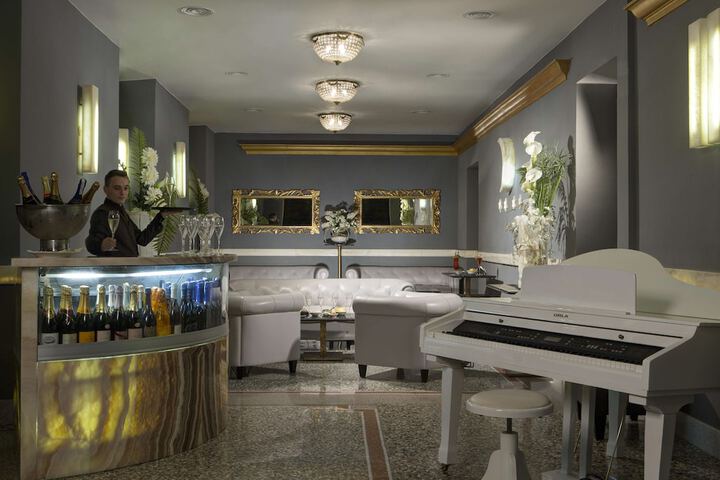 Lounge 98 of 139