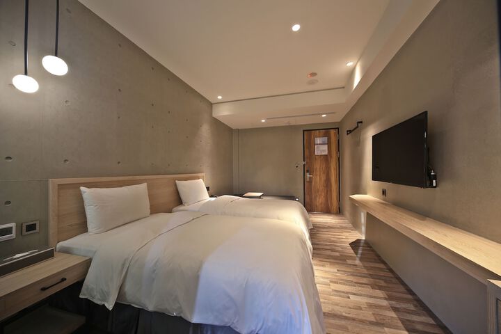 Room 11 of 33