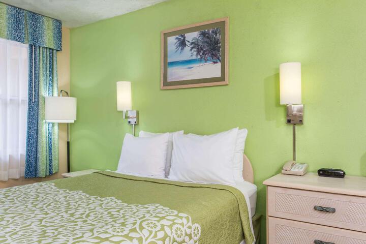 1 Queen Bed (18 of 19)