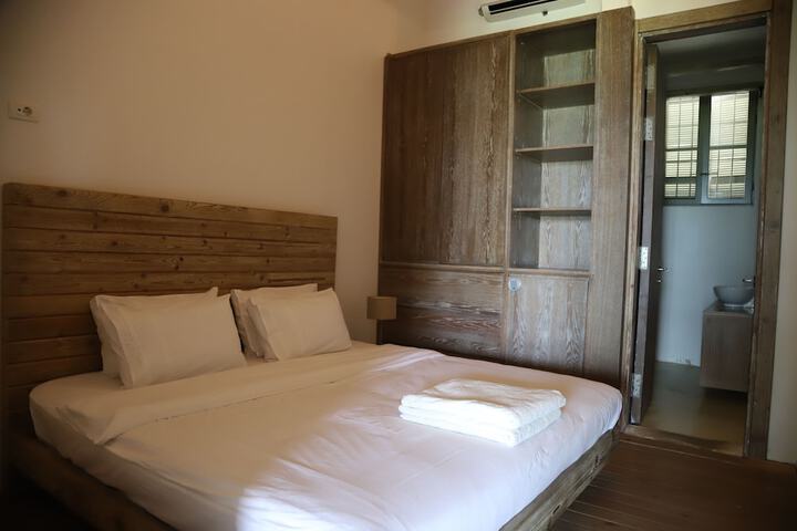 Room 25 of 102