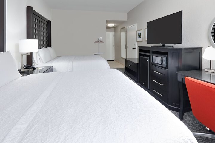 2 Queen Beds (7 of 8)
