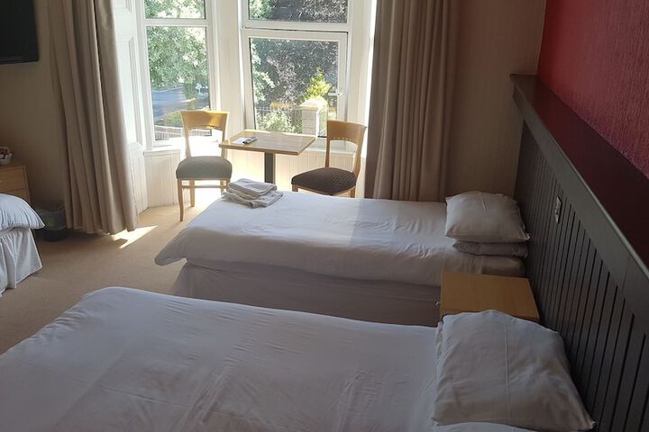 Room 4 of 8