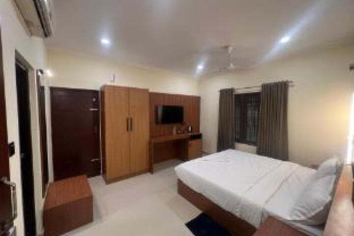 Room 12 of 16